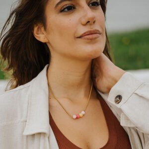 Colar em Malha Portuguesa Dourada com Entremeio de Jades Coloridas