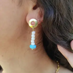 Brincos com Howlita Azul e Missangas de Vidro