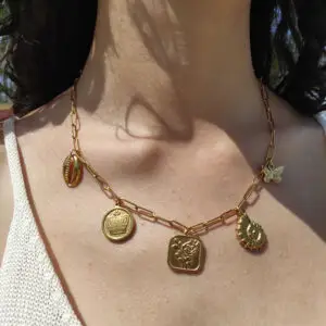 Colar Dourado com 5 Pendentes